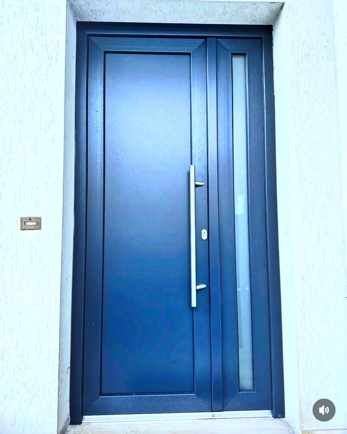 Portoncino blindato blu con maniglione installato