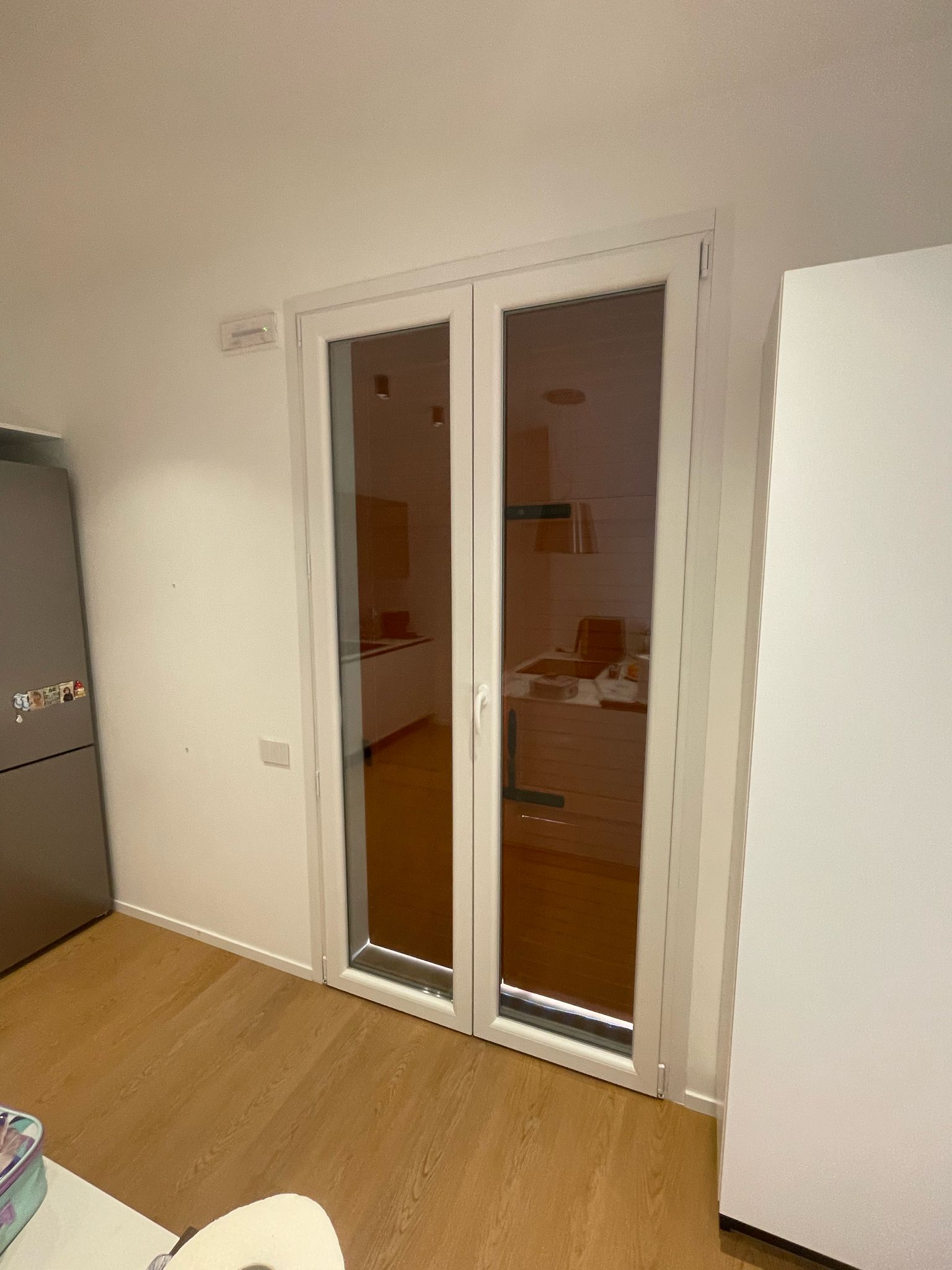 Porta interna con vetro in un appartamento