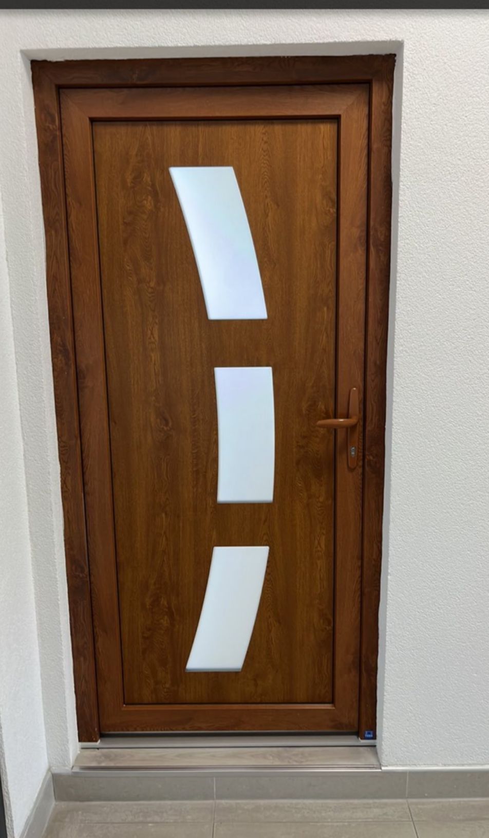 Portoncino d’ingresso effetto legno con inserti in vetro