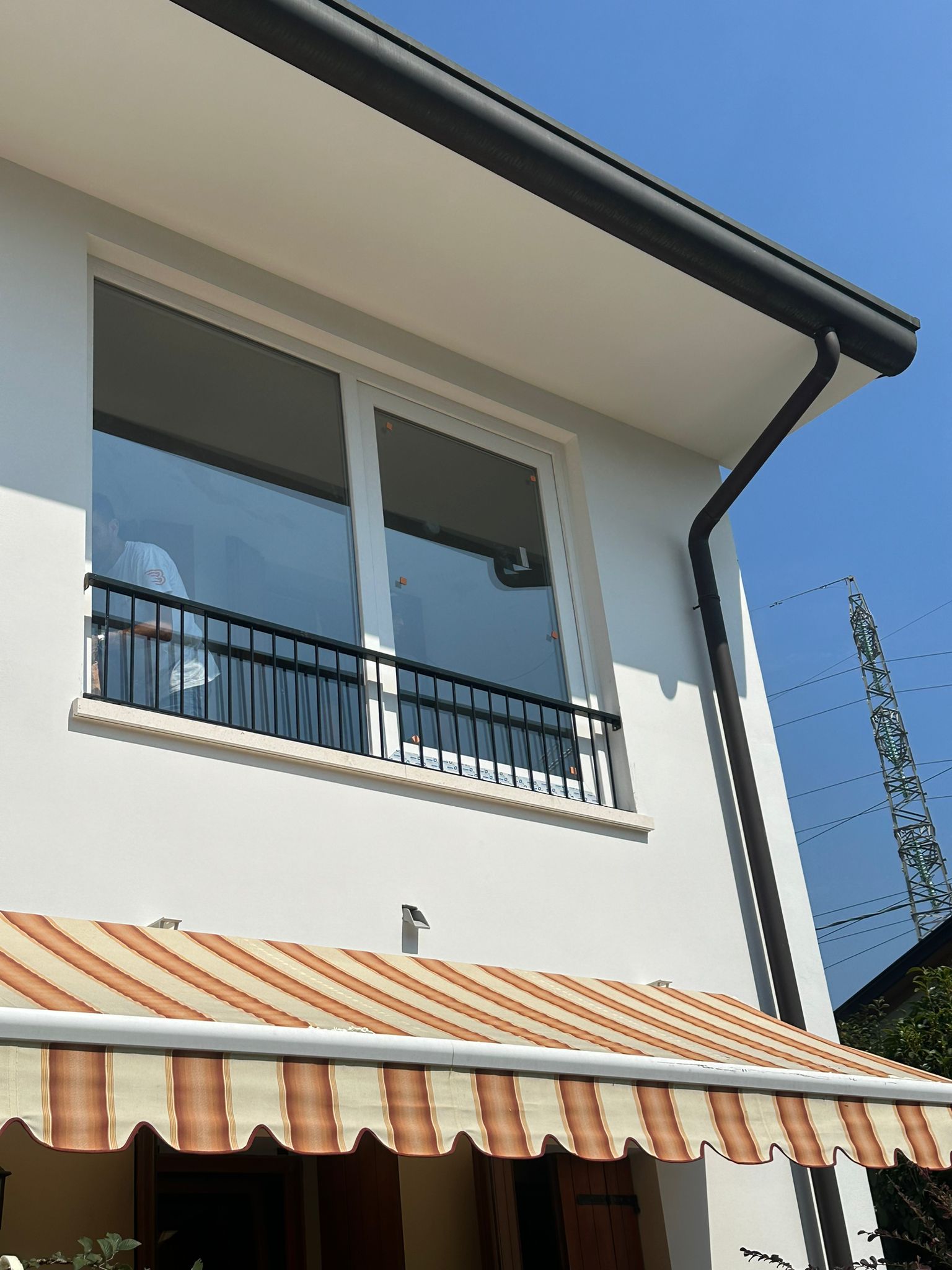 Finestra con balcone vista dall’esterno